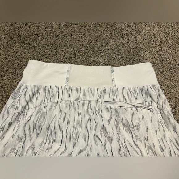 Athleta Trekkie North Shorts Women's size 8 - Picture 6 of 6